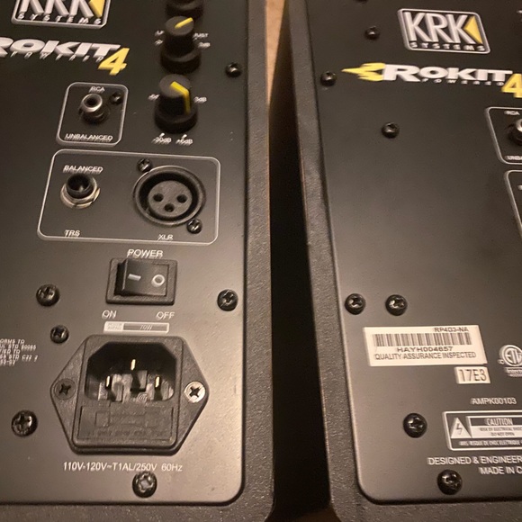 Pair of KRK ROKIT 4
2-way powered studio monitor with 4" woofer and 1" tweeter - Picture 10 of 14